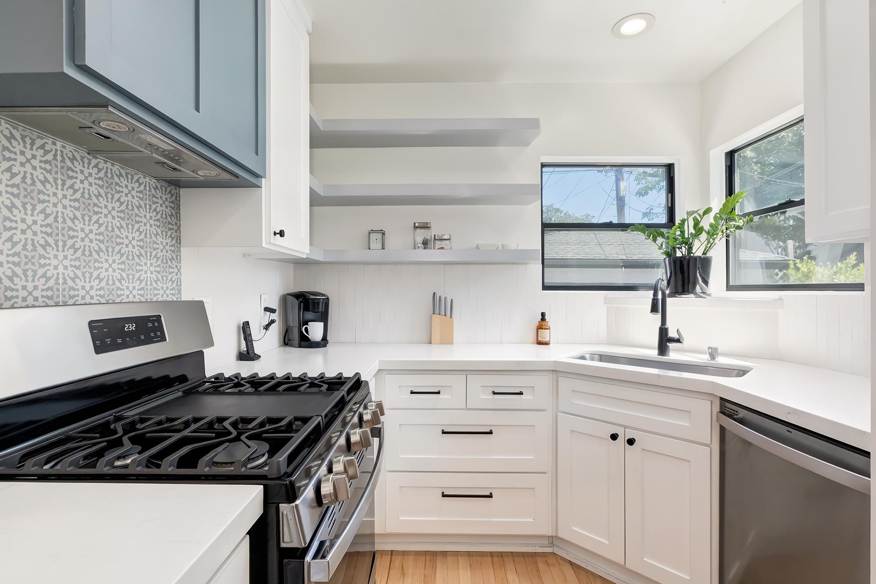 3232 S Beverly Dr