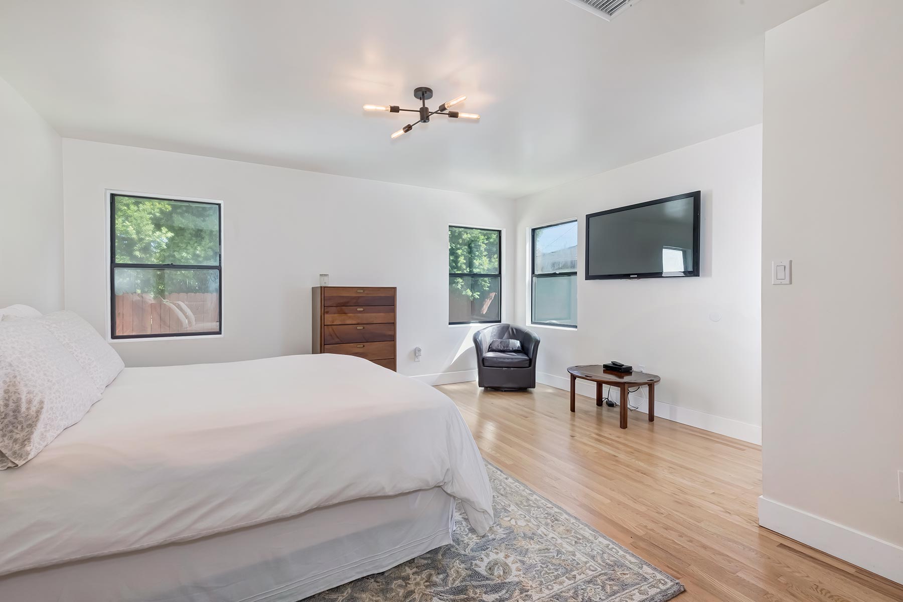 3232 S Beverly Dr