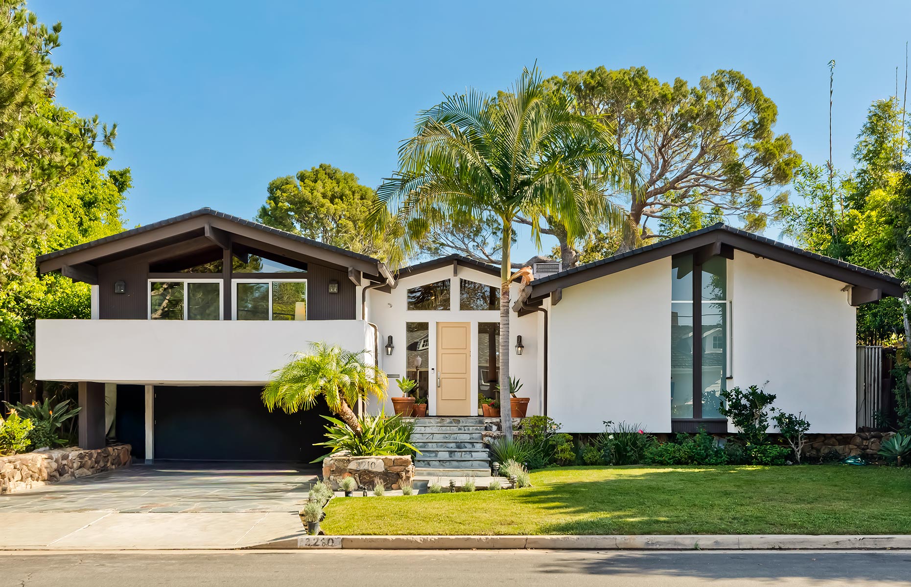 3210 Club Dr