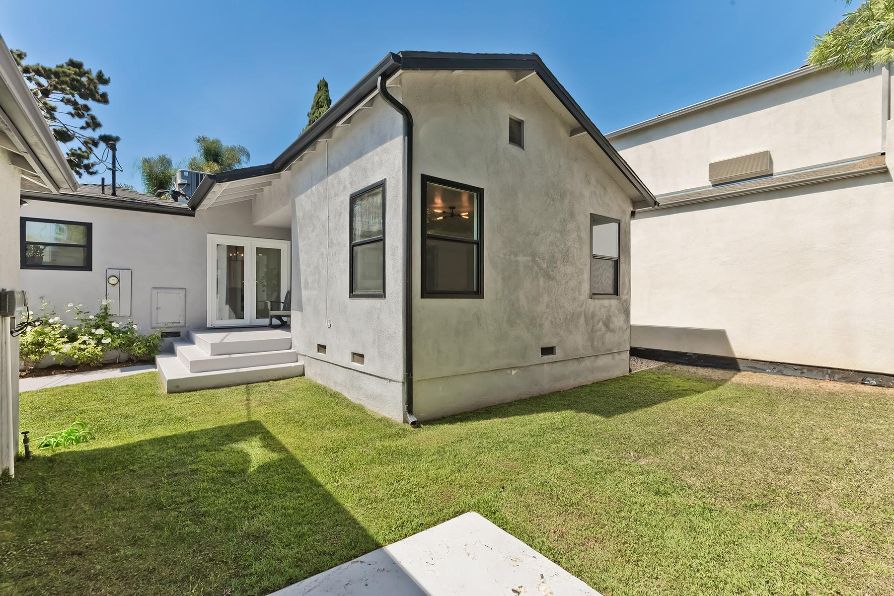 3232 S Beverly Dr