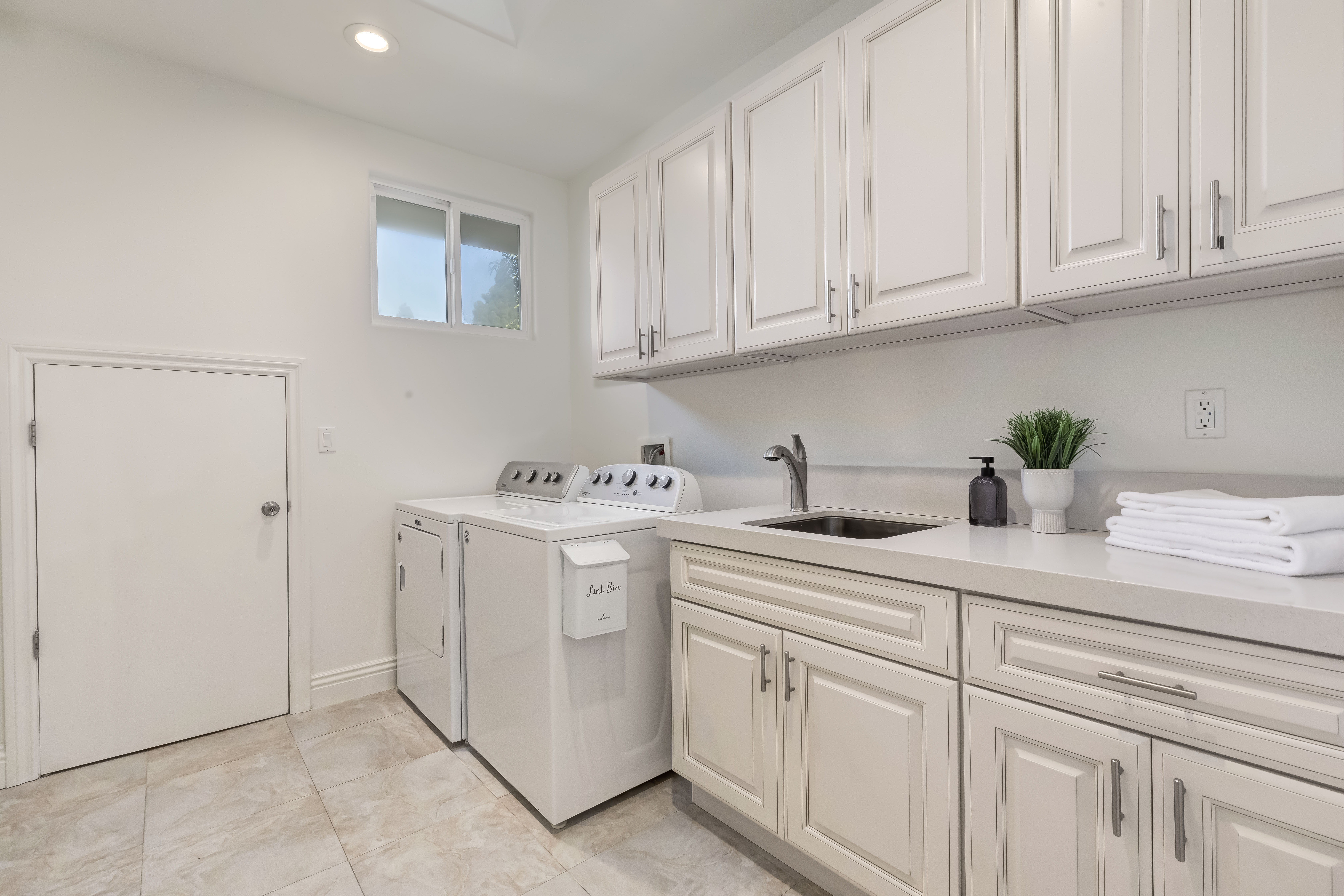 14707 W Sunset Blvd