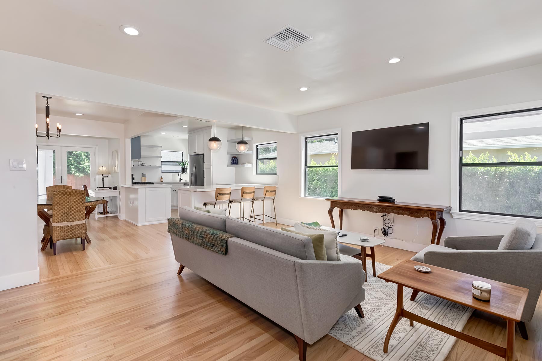3232 S Beverly Dr